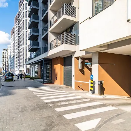 Luxury In Waterfront With Views Apartment